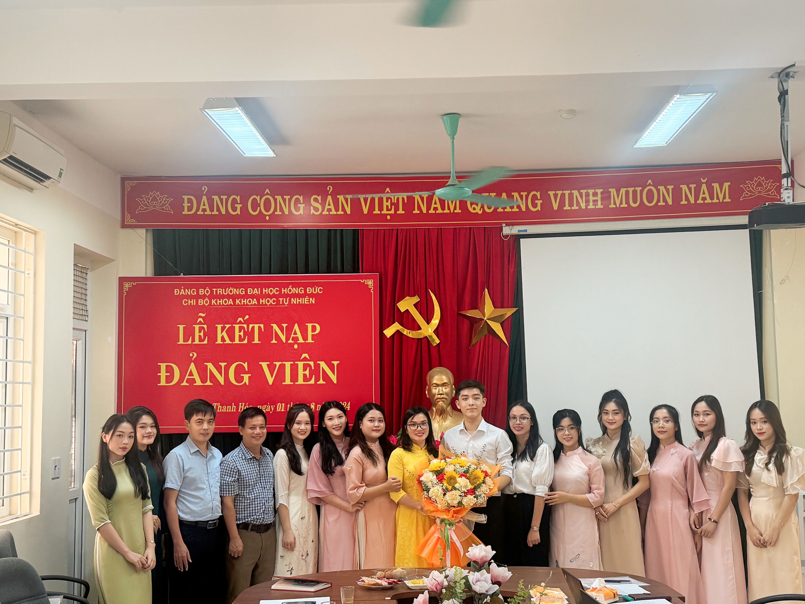 Chi bộ Khoa KHTN sinh hoạt định kỳ tháng 8 và tổ chức lễ kết nạp Đảng viên mới